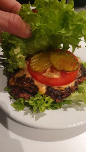 Hamburguesa Goy sin pan, con queso americano, cebolla caramelizada, lechuga, tomate, pepinillos y salsa de la casa at Goy's Plant-Based Burgers - Polanco in Mexico City