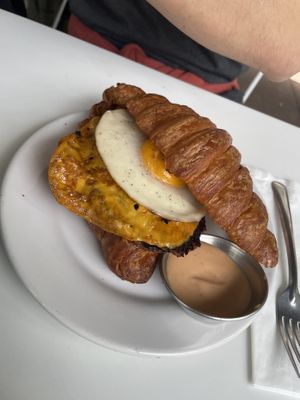Croissant con carne de hamburguesa y huevo  at Goy's Plant-Based Burgers - Polanco in Mexico City
