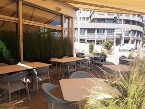 Outdoor seating at SACHI in Geneva