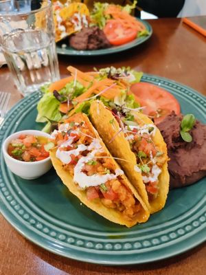 Piatto del giorno: tacos con tempeh e purè di fagioli neri at Mela Canela - Sintra Centre in Sintra