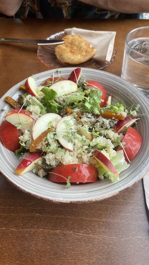 Feel good House Salad makes me want to come back to this “house” over and over again! 😋   at Mela Canela - Sintra Centre in Sintra