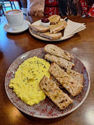 Scrambled Tofu with Bread 💚 at Mela Canela - Sintra Centre in Sintra
