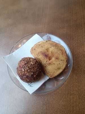 Croquete de alheira e seitan e rissol de vegetais at Mela Canela - Sintra Centre in Sintra