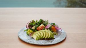 Insalata fresca di avocado ed erbe aromatiche at Casual Trattoria Sui - カジュアルレストラン Sui in Fukuoka
