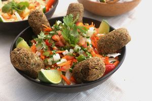 Salada com Kibe de lentilha recheado com homos  at Vila Jundu in Guaruja