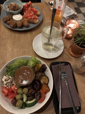 Bowl und frischer Ingwer-Tee  at Eichkater in Bremen