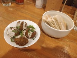 4 falafel balls + pita set (almost 700¥) #Veganuary at Ta-im in Tokyo