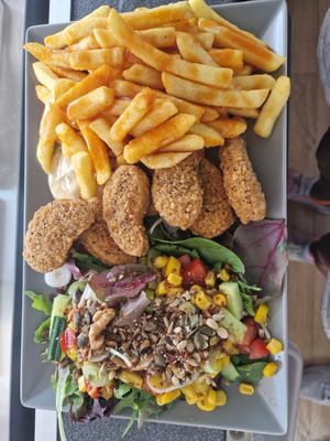 Nuggets, Pommes, Salat at Veggie Perle in Busum
