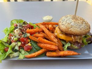 Chrispy Burger mit Süßkartoffelpommes und Salat at Veggie Perle in Busum
