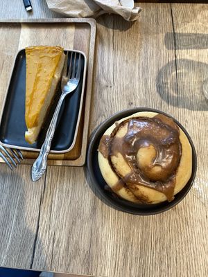 cinnamon roll and mango cheesecake   at Meraki in Grenoble