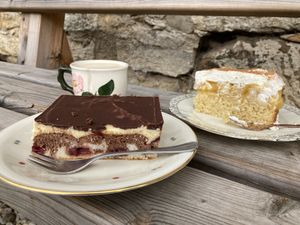 Donauwelle und Schwedischer Apfelkuchen   at Wintruper Hofgemüse - Farm Shop in Steinheim