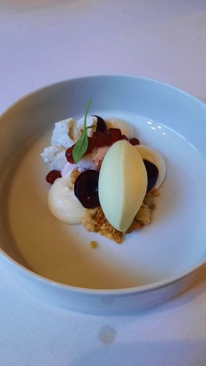 Snijbonenijs met kersenmousse en limoencrumble at Vannu in Breda