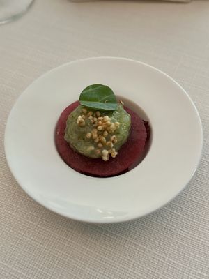 Third amuse: beetroot from the barbecue with seaweed and radish at Vannu in Breda