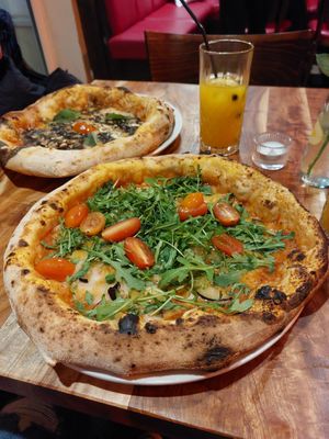 Mit Aubergine, Rucola und frischen Tomaten (14€) at Pizzeria Le Grazie in Erfurt