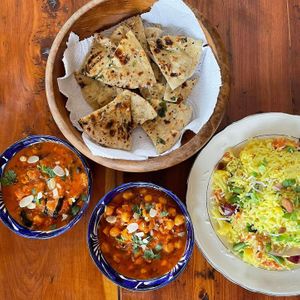 Chana masala, arroz con curcuma y naan  at Marwari Indian Food in Tepoztlan