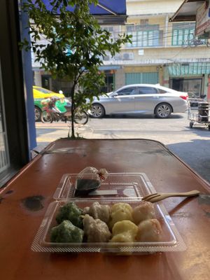 Sehr leckere, vegane Dumplings - homemade & super günstig!   at All Vegan Dumplings  in Bangkok
