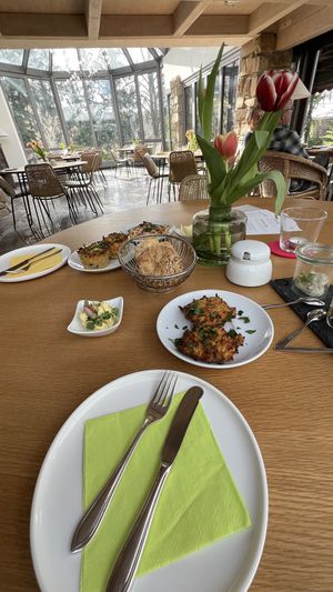 Oster Frühstück specials & herzhaftes Frühstück   at Leaves in Ammerbuch