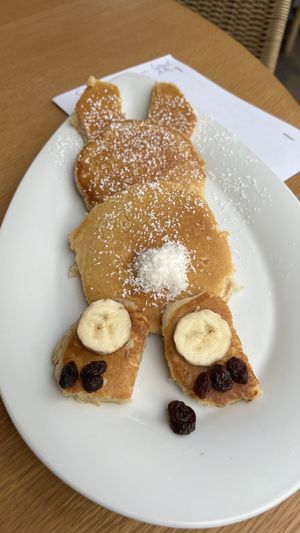 Vegane Osterhasenpancakes (osterfrühstück special)   at Leaves in Ammerbuch