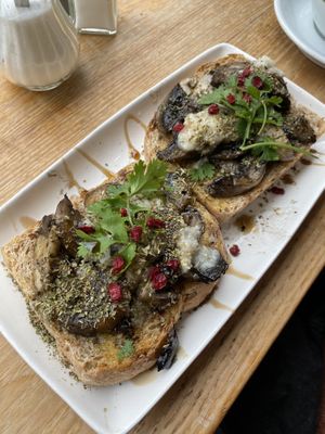 Pilz Toast mit Knoblauch   at Tapa Coffee and Bakehouse in Glasgow