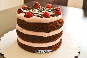 Raspberry and chocolate cake at Sesamo Pasteleria Vegana in Lima