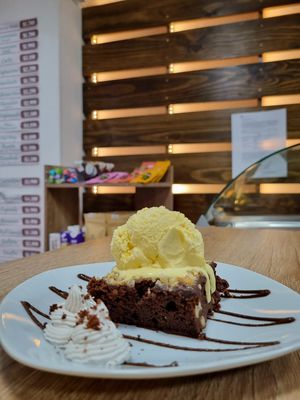 Brownie con helado at Happy Vegan Coffee in Santiago