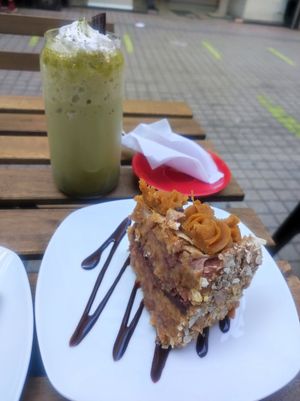 Matcha latte frío y torta de manjar mil hojas at Happy Vegan Coffee in Santiago