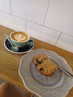 Flat white de soja i pastís de nabius i espígol at Ruda Café in Madrid