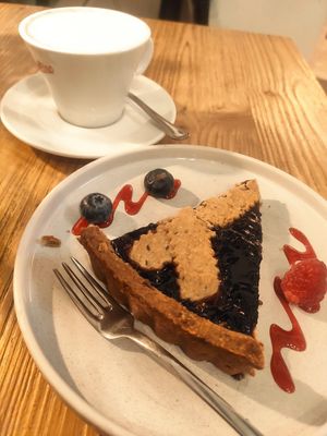 Oatmilk cappuccino and pie at Murumuru Café in Bergamo