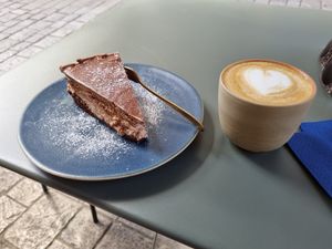 Flat white und Schoko Mousse Kuchen at Café Marle in Bamberg