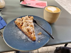Flat White und Apfel Birnen Zimt Kuchen at Café Marle in Bamberg