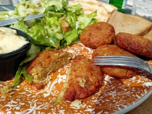 A closer look at Sokaki Café Falafel meal - hummus, side salad - pitta bread and "German style" Rye bread at Sokaki Cafe in Nafplion