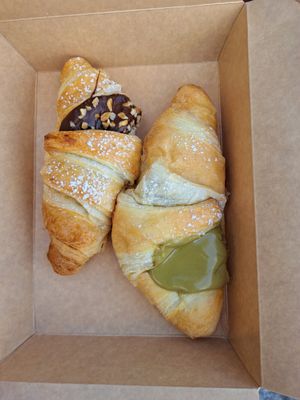 Vegetarisches Schoko-Cornetto und veganes Pistazien-Cornetto at Grey Kaffee in Vienna