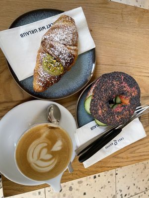 Croissant de pistacho y Bagel de humus  at Grey Kaffee in Vienna