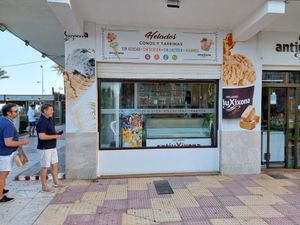 Exterior with customers at Heladeria Antiu Xixona in Cullera