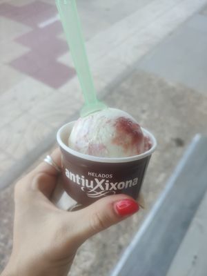 Helado de nata y fresa vegano at Heladeria Antiu Xixona in Cullera