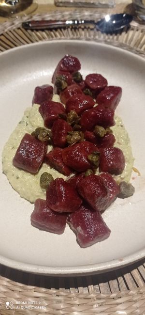 Gnocchi di patate e rapa rossa in crema al limone e capperi at il Brucaliffo Cucina in Castiglione Dorcia