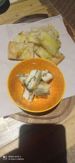 Focaccia con patate e formaggio di anacardi e mandorle home made at il Brucaliffo Cucina in Castiglione Dorcia