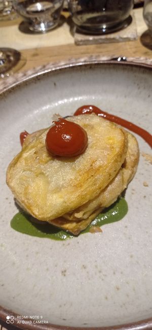 Melanzane fritte con coulis di pomodoro e al basilico e fermentino. at il Brucaliffo Cucina in Castiglione Dorcia