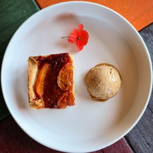A semolino and apricots cake with an hezelnut homemade icecream at il Brucaliffo Cucina in Castiglione Dorcia