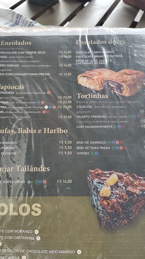 Bolinhas verdes são as opções veganas at Padaria Integrale in Ubatuba