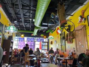 Ambiance at Squeeze In in Sparks