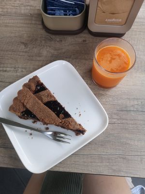 Crostata vegana de chocolate y zumo de frutas at +Puro Biomercato in Trapani