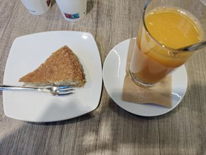 Torta vegana al cocco e spremuta di arancia at +Puro Biomercato in Trapani