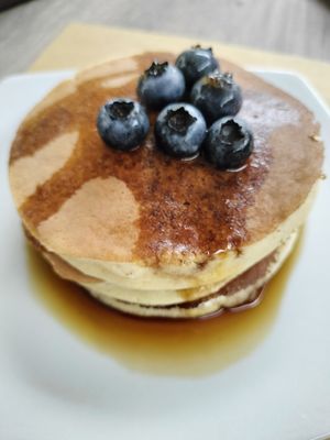 Pancake con sciroppo d'acero e mirtilli at +Puro Biomercato in Trapani