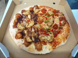 Pizza mitad de Barbacoa vegetal Heüra (parte izquierda) y Pollo vegano (parte derecha) at Pizzería Carlos in Caceres