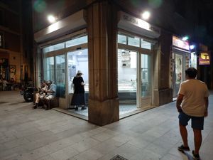 Exterior at night in summer with a few customers at Gelato Amuri in Valencia
