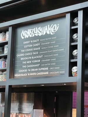 Tienen shake vegano (el de abajo)  at Black Tap in Central Singapore