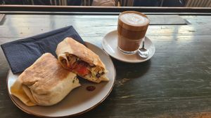 Breakfast Burrito und Flar White at A Little Lost in Munich