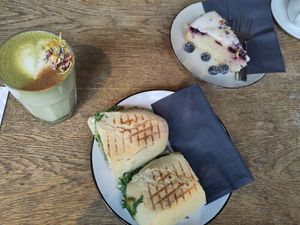 Avocado Sandwich, Matcha Latte und Blueberry Cake at A Little Lost in Munich