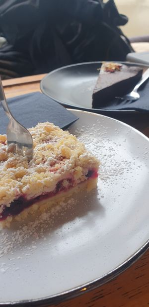 Crumble-Kuchen & warme Schoko-Tarte at A Little Lost in Munich